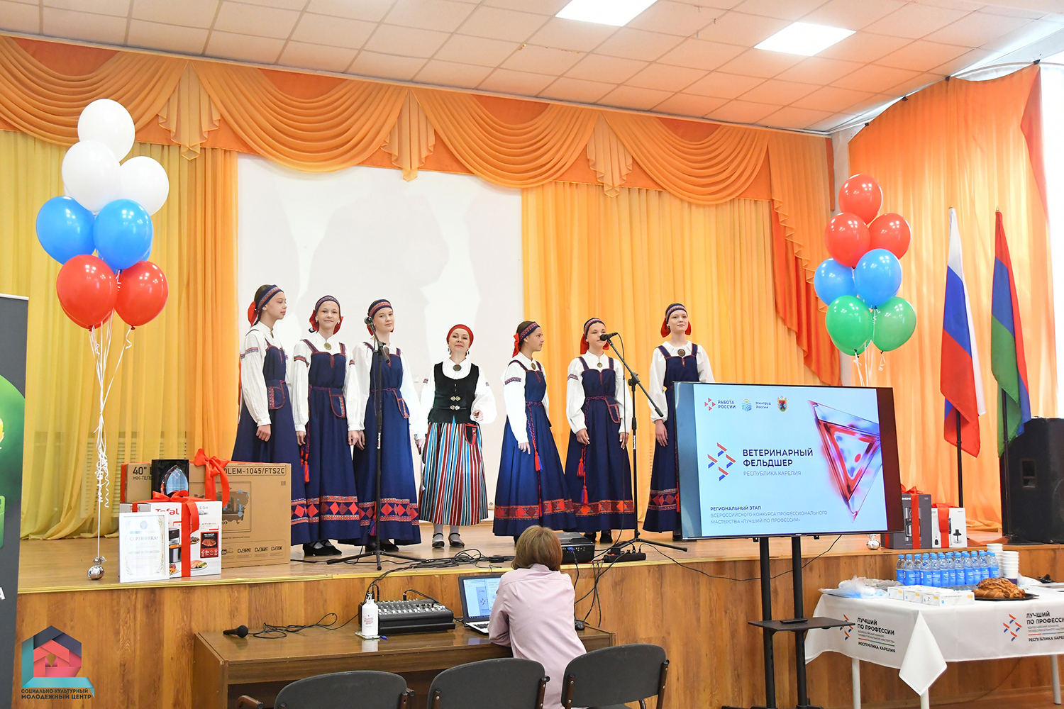 <p>16 июня Сортавальском колледже встретились шесть лучших ветеринарных фельдшеров Карелии. Их цель — звание «Лучший по профессии» и право представить республику на всероссийском финале. Открыли этот день не они, а артисты ансамбля народной песни «Верея». Именно с их выступления всё началось: живой голос, народные мотивы, энергия. Руководитель ансамбля Маргарита Бережная [&hellip;]</p>
